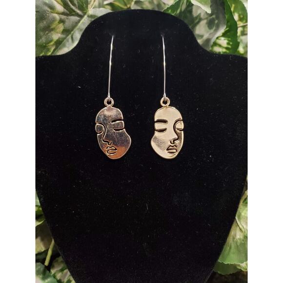 Women's Gold Tone Girl Face Shape Stylish Earrings Set - Picture 2 of 10